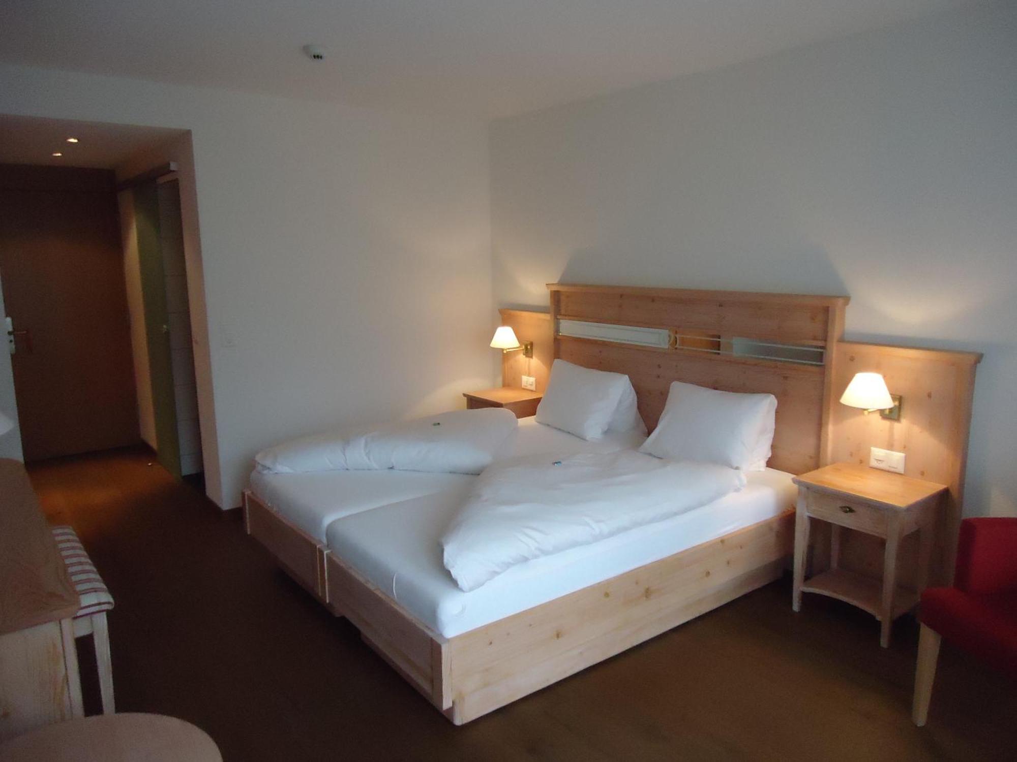 Hotel Quellenhof ロイカーバード エクステリア 写真