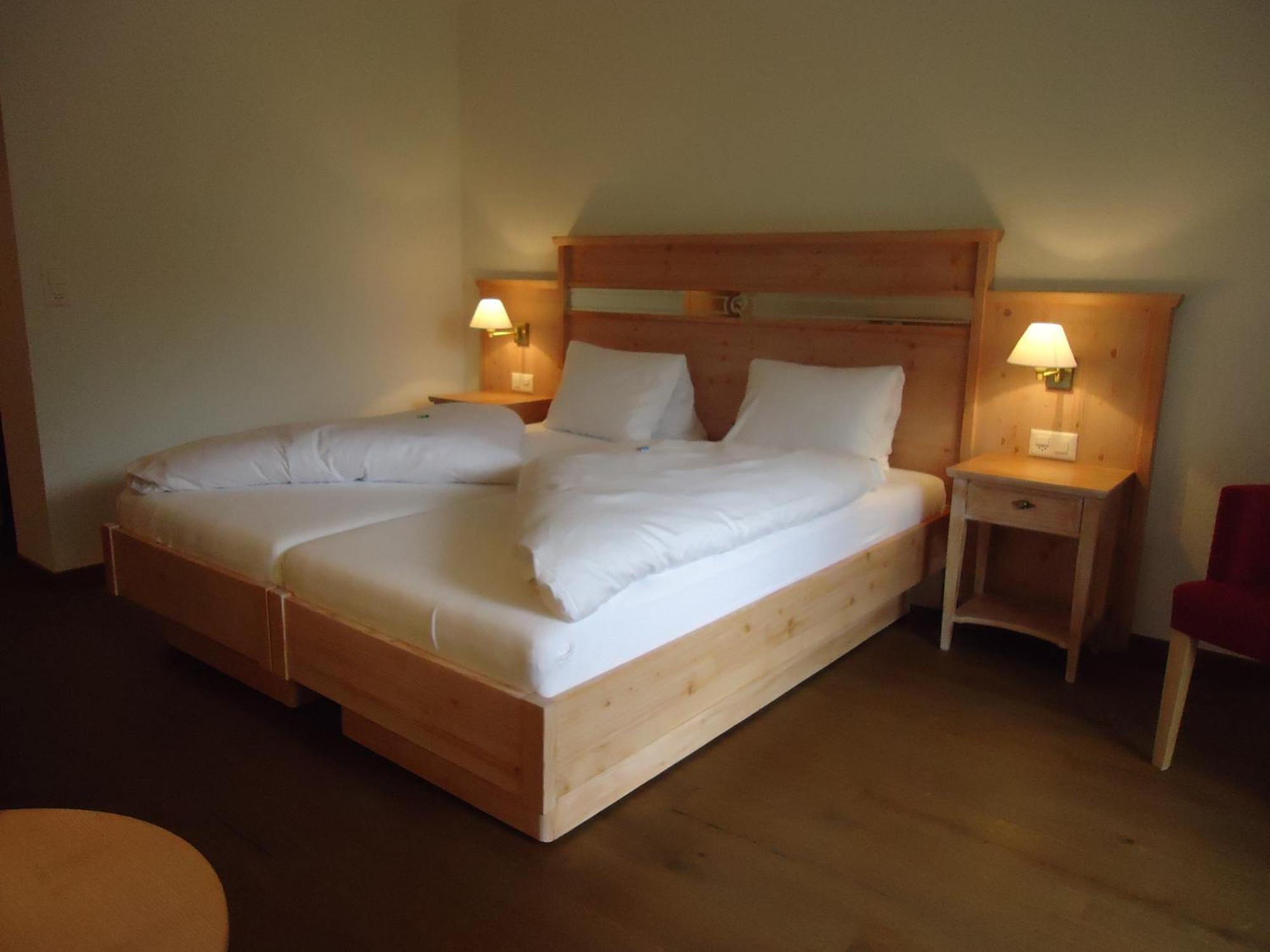 Hotel Quellenhof ロイカーバード エクステリア 写真