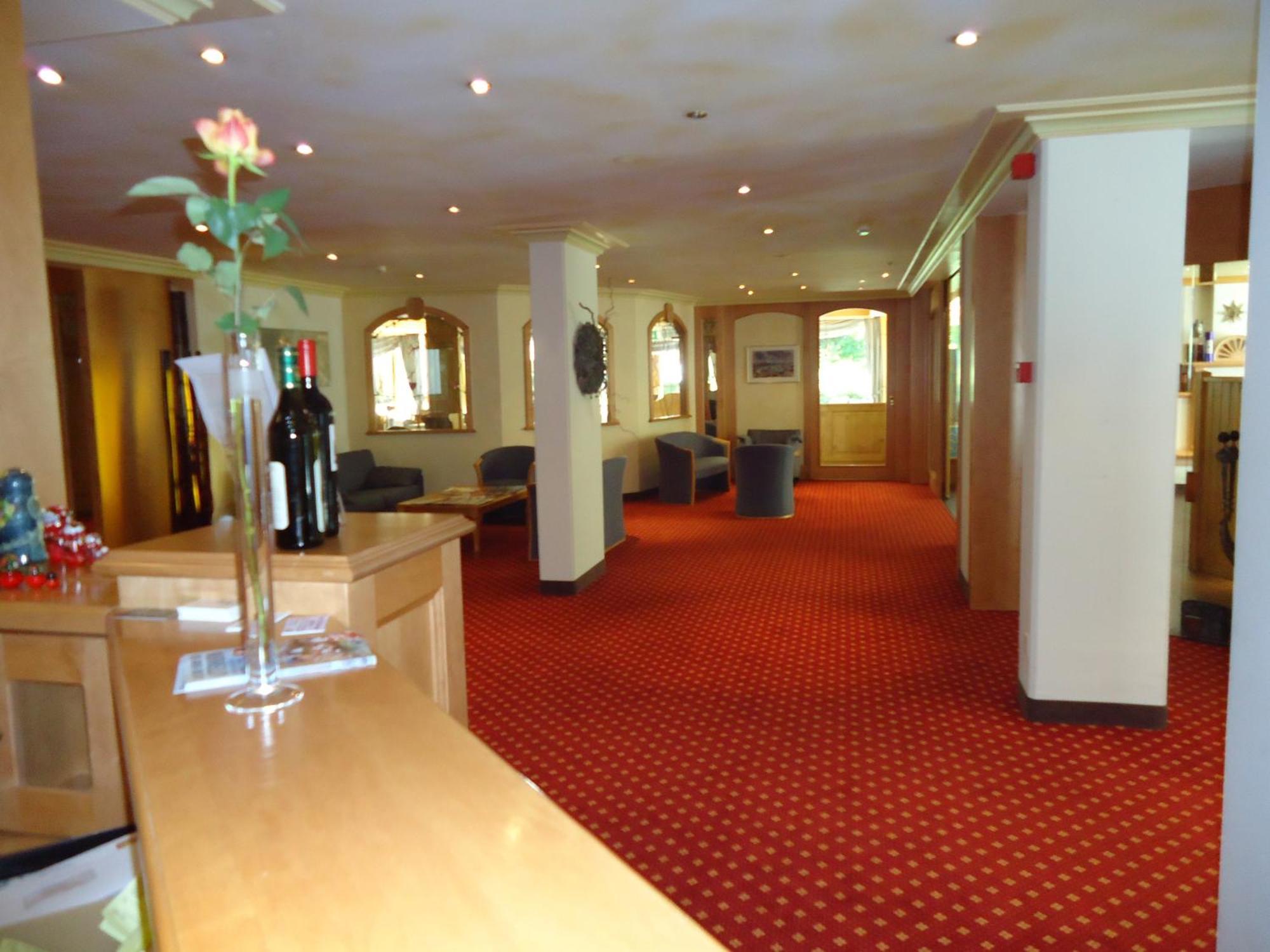Hotel Quellenhof ロイカーバード エクステリア 写真