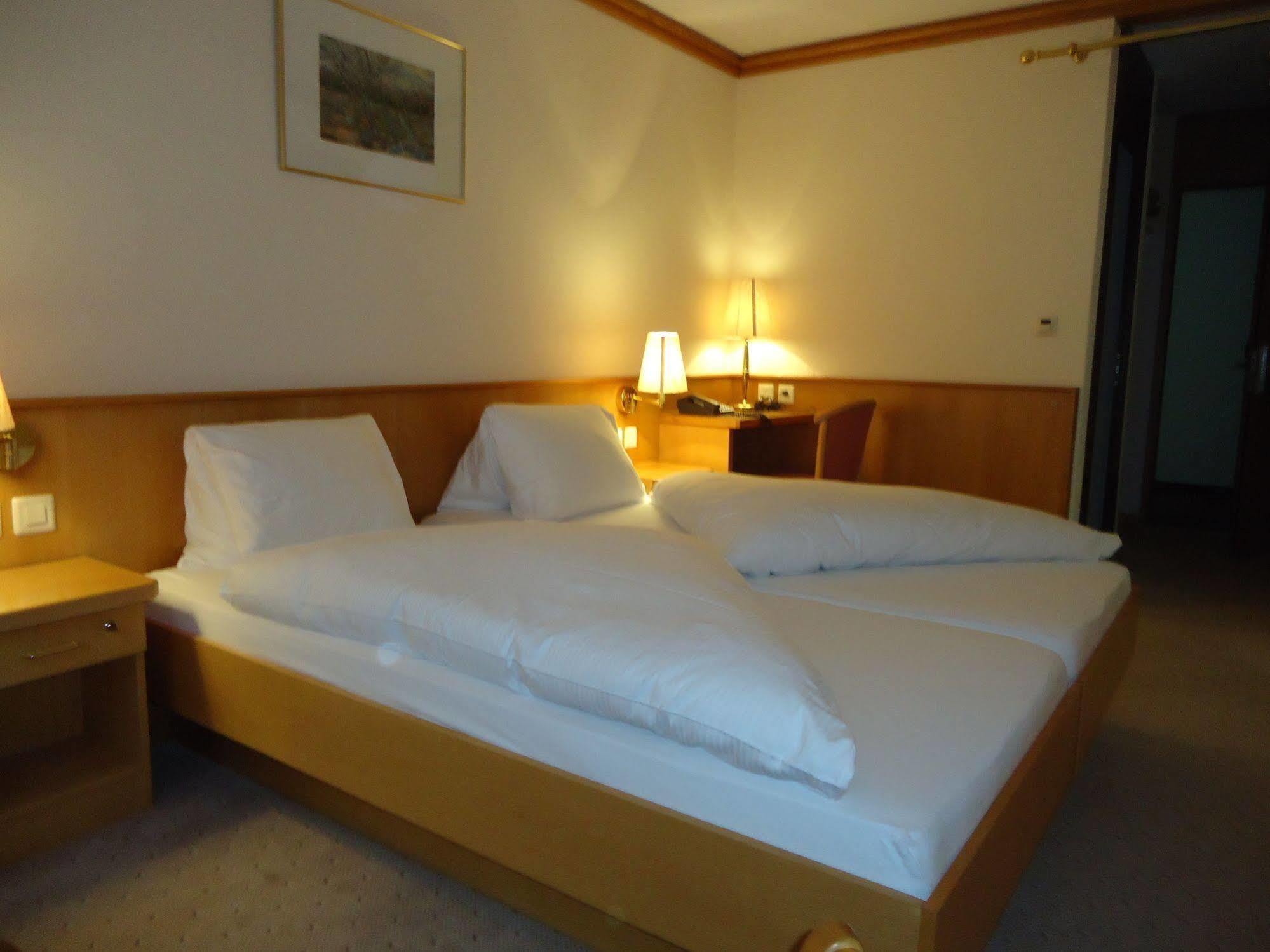 Hotel Quellenhof ロイカーバード エクステリア 写真